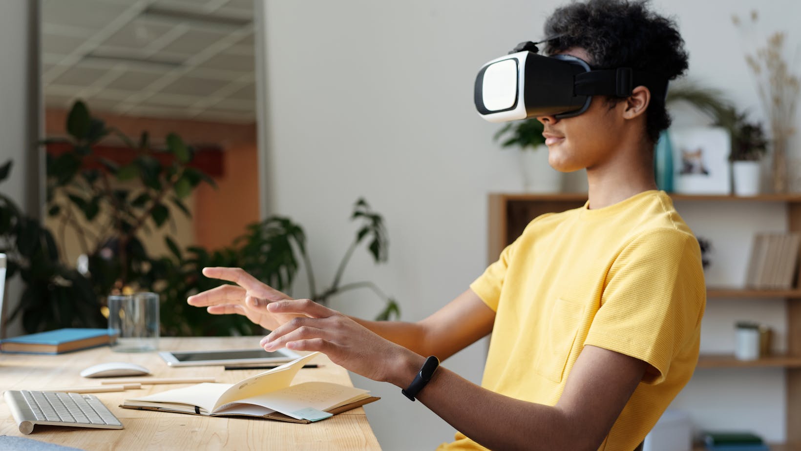 what is the advantage of mixed reality over ar or vr experiences?